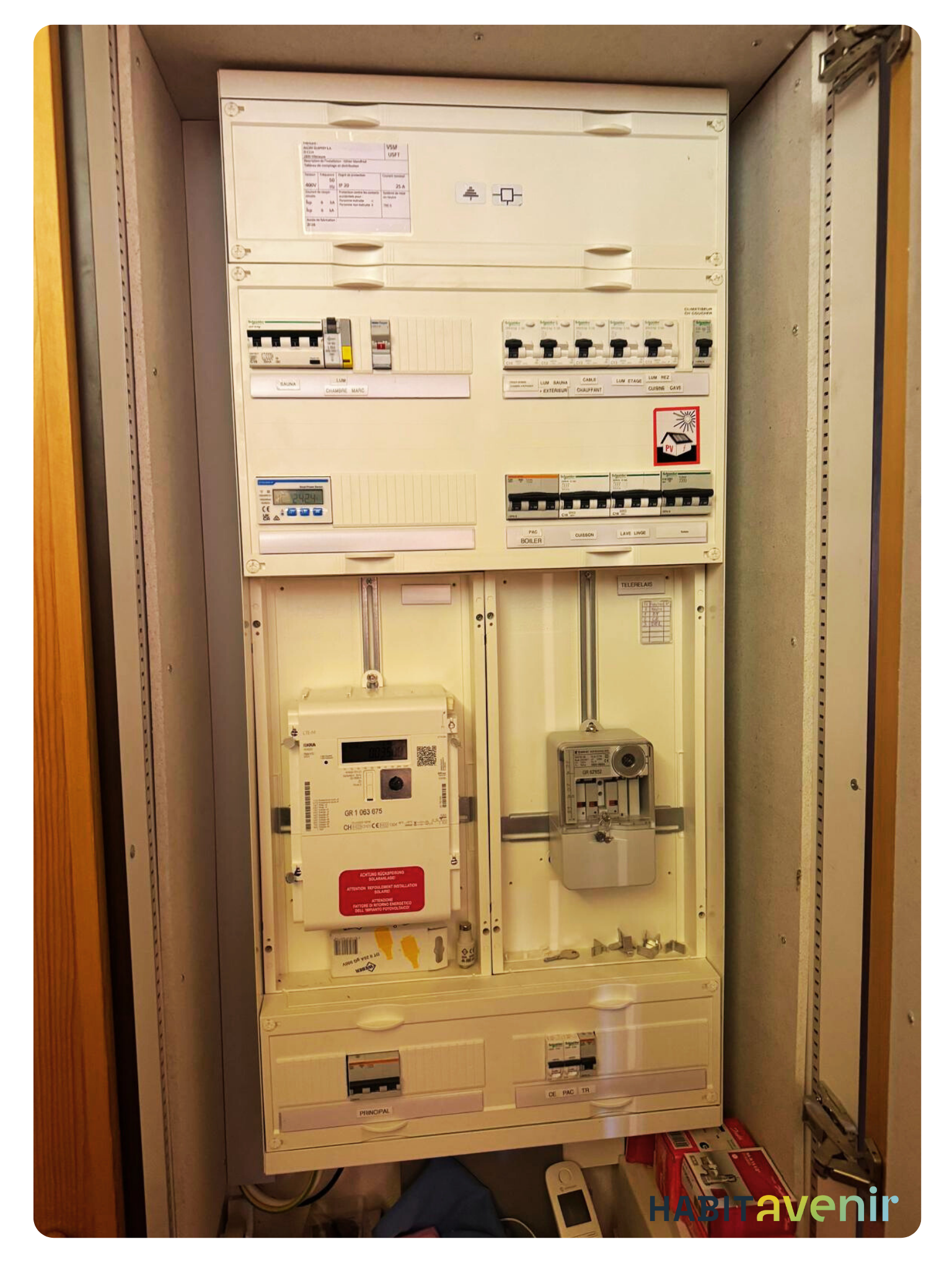 Pose par les techniciens HABIT’AVENIR d’un système de stockage solaire